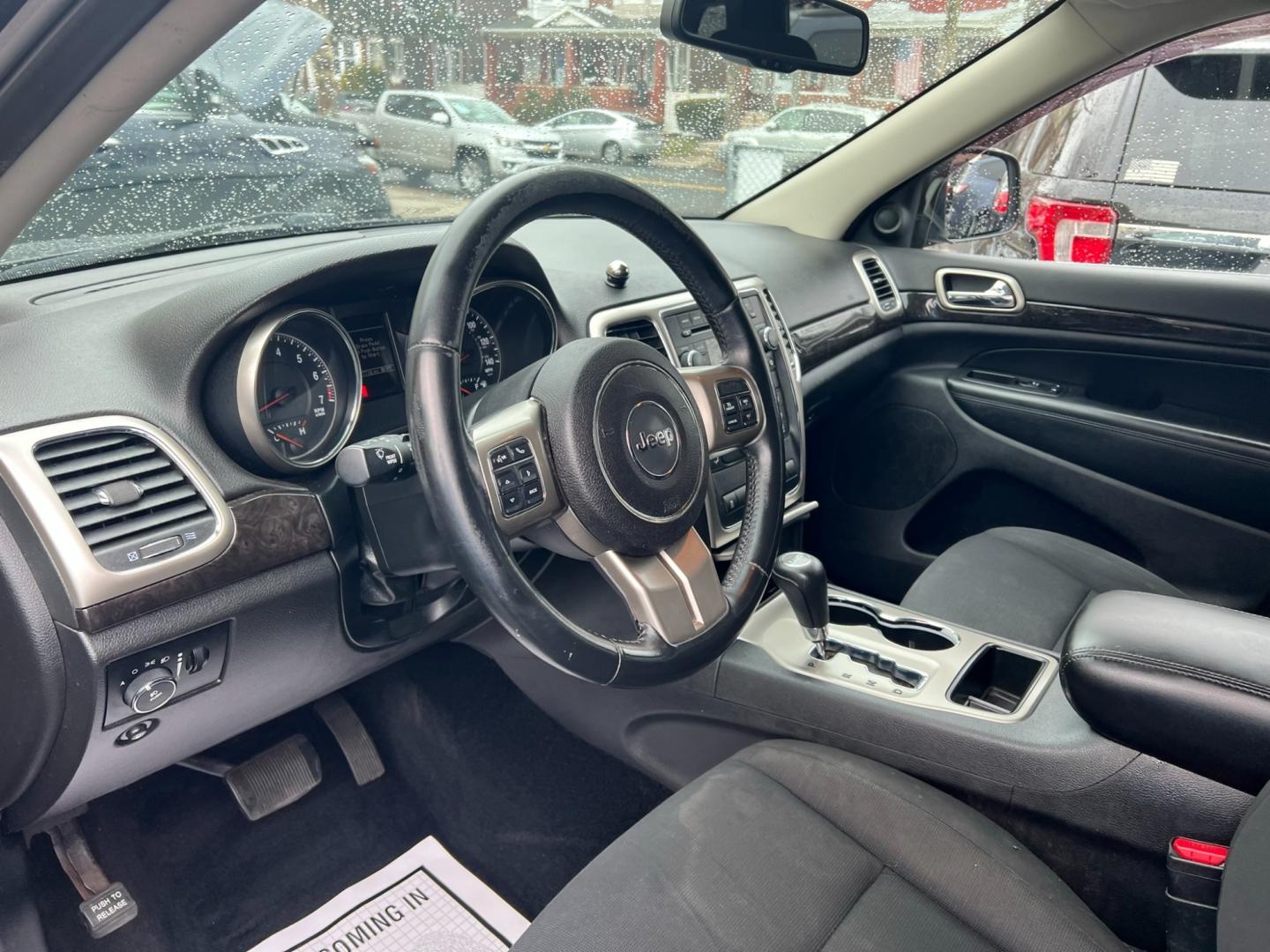 2013 BLACK /beige Jeep Grand Cherokee Laredo 4wd (1C4RJFAG4DC) with an 3.6L V6 DOHC 24V GAS engine, 5 Speed Automatic transmission, located at 1018 Brunswick Ave, Trenton, NJ, 08638, (609) 989-0900, 40.240086, -74.748085 - Photo#4